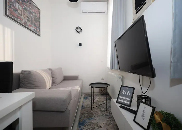 Black Panda Apartment *